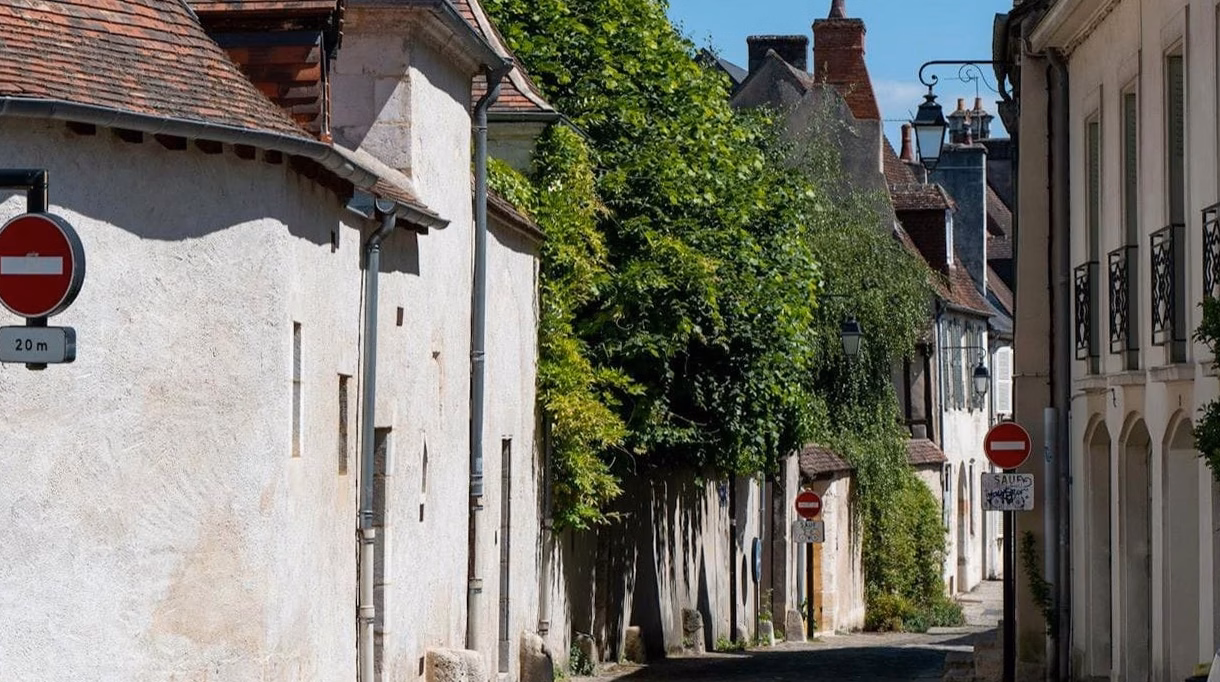 Même Catherine Deneuve succombe au charme de ce village médiéval méconnu en Normandie